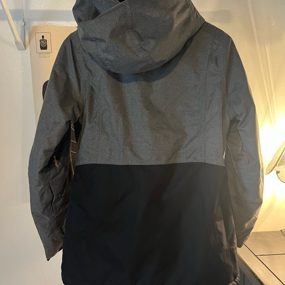 686 Insulated Snow Jacket, Women's Small, Grey and Black like New - Picture 9 of 9